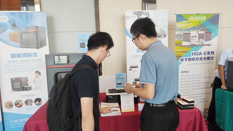 銷售總經(jīng)理為客戶展示商品，耐心答疑解惑